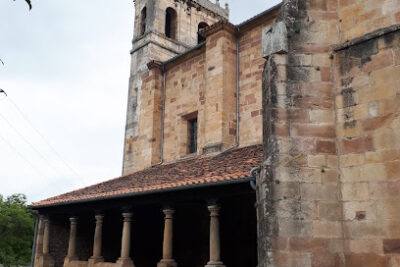 Iglesia de San Martín s. XVII . Parroquia de San Martín . Mazcuerras ( Cantabria )