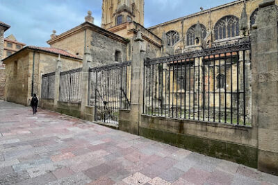 Patio lateral de la Catedral de Oviedo/Uviéu