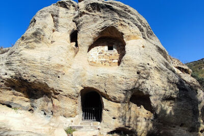Ermita rupestre de San Acisclo y Santa Victoria - Arroyuelos